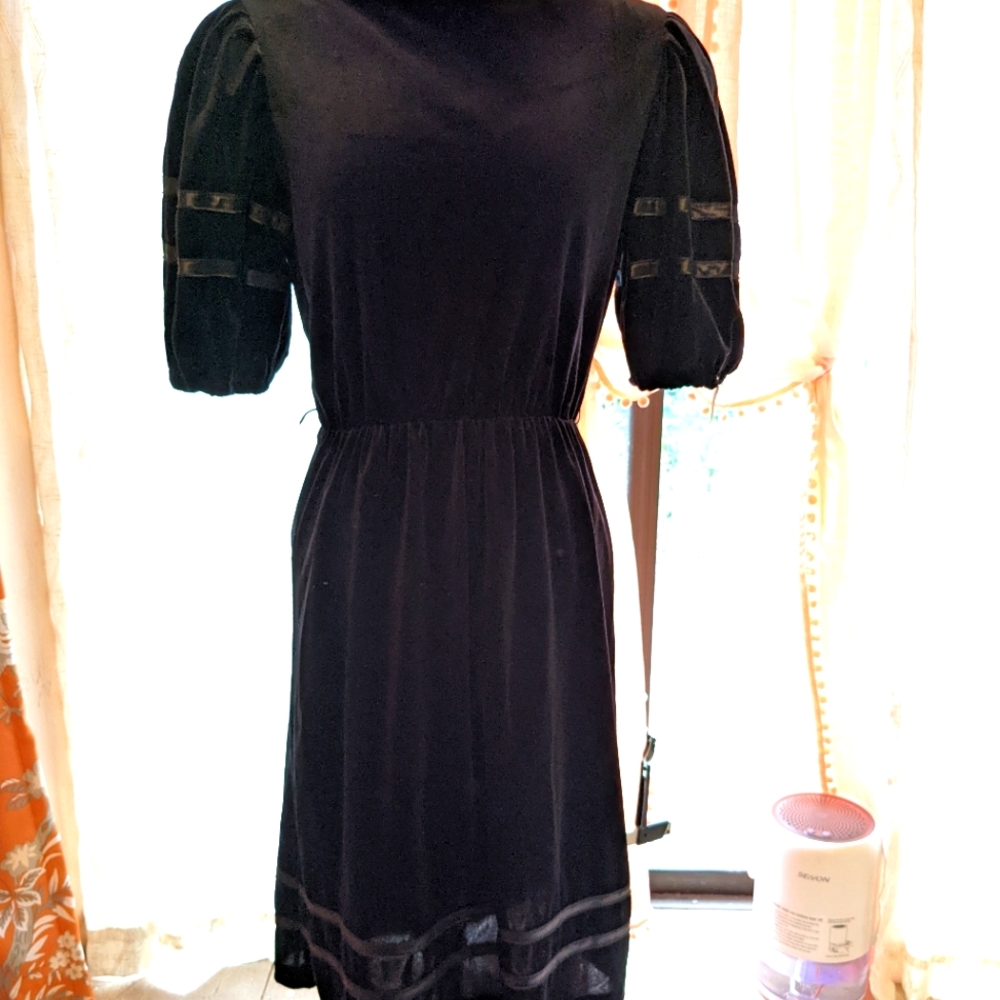Vintage NWT black velvet midi dress with full sleeves! medium/small 9/10